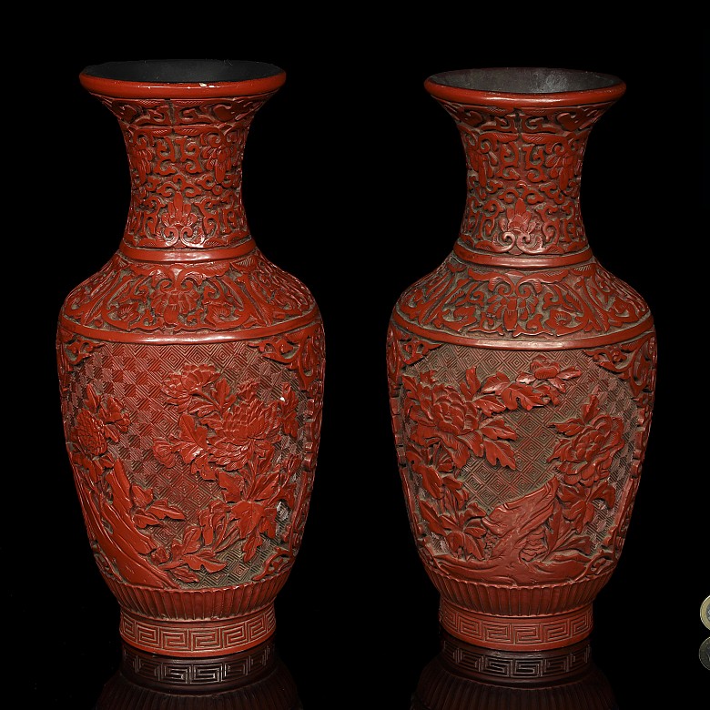 Pair of red lacquer vases, 20th century - 8