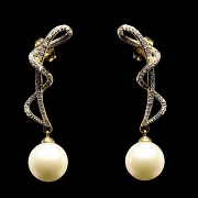 Long earrings in 18k yellow gold, pearls and diamonds - 1