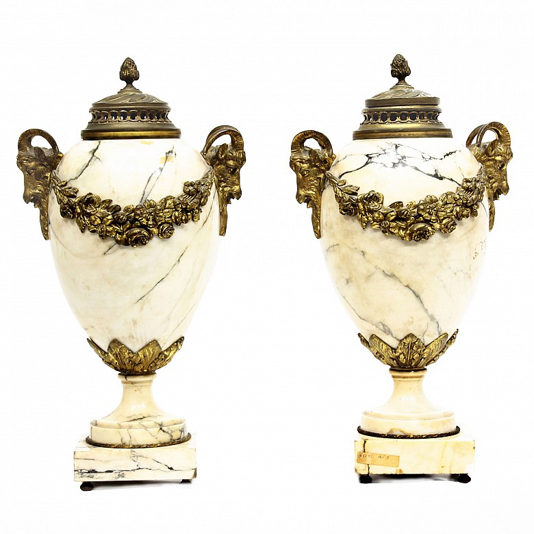 Pareja de jarrones en mármol y bronce, Francia.