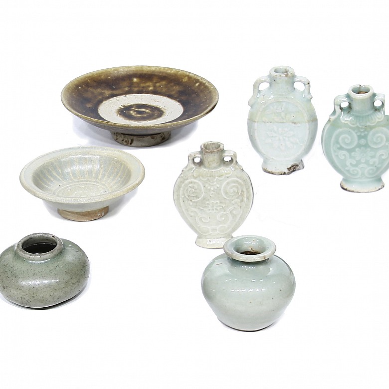 Lote de 19 piezas de cerámica vidriada, China.