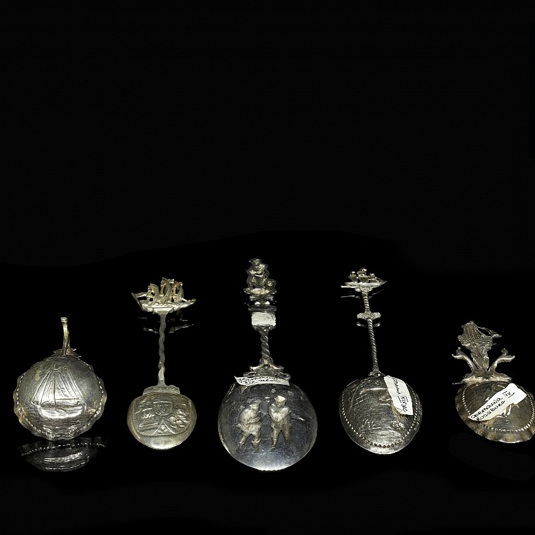 Set of decorative German silver spoons, 19th century