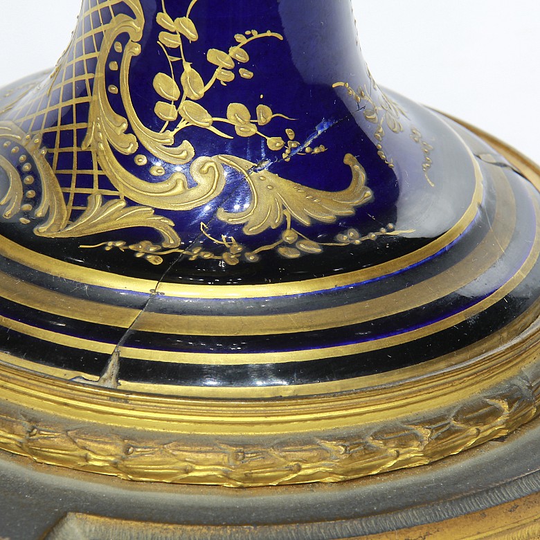 Jarrón de porcelana esmaltada con montura de bronce dorado, circa 1900.