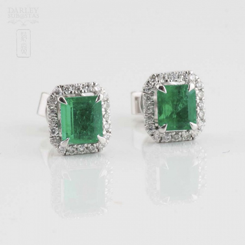 Earrings in 18k gold, brilliant and Colombian emerald