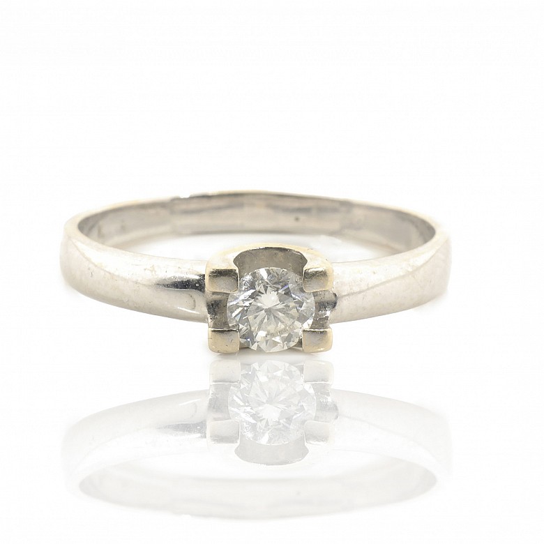 Solitaire ring in 18k white gold and a diamond