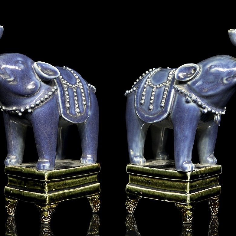 Pair of glazed porcelain elephants, 19th century - 4