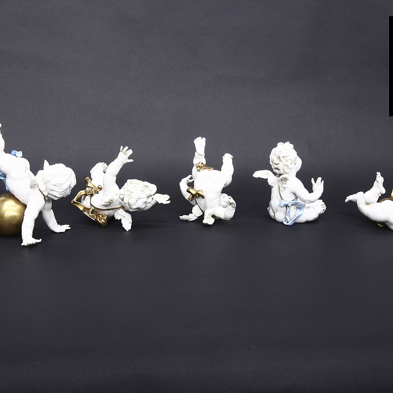 Conjunto de cinco angelitos de porcelana, s.XX
