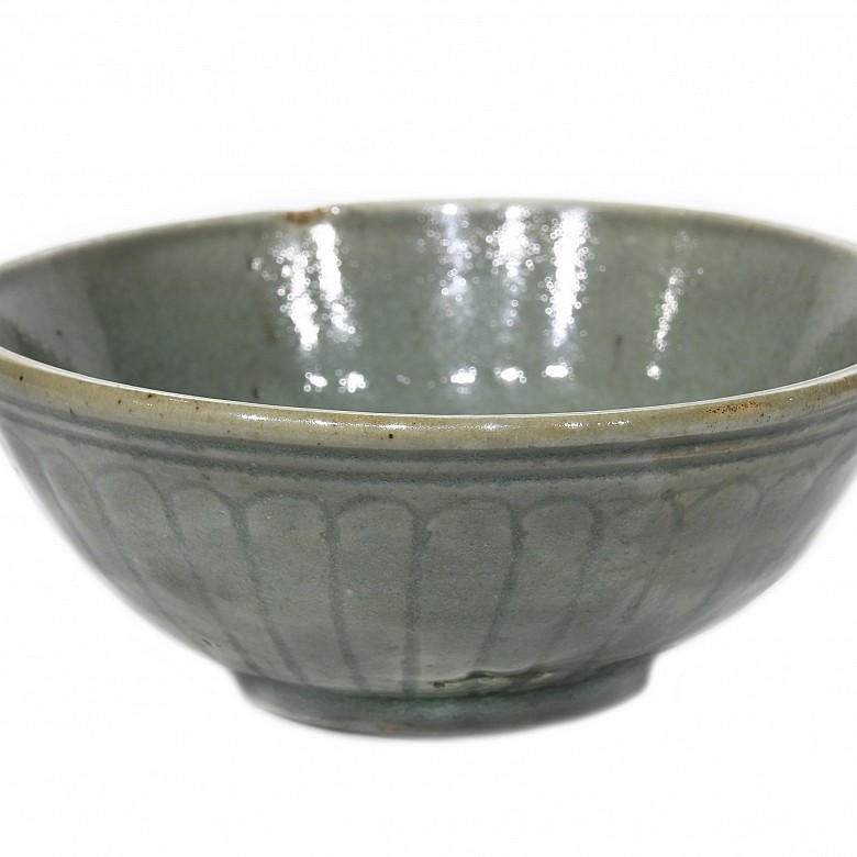 Cuenco, dinastía Yuan/Ming, con vidriado celadón, s.XIV