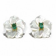 Earrings of white mother of pearl and emeralds.