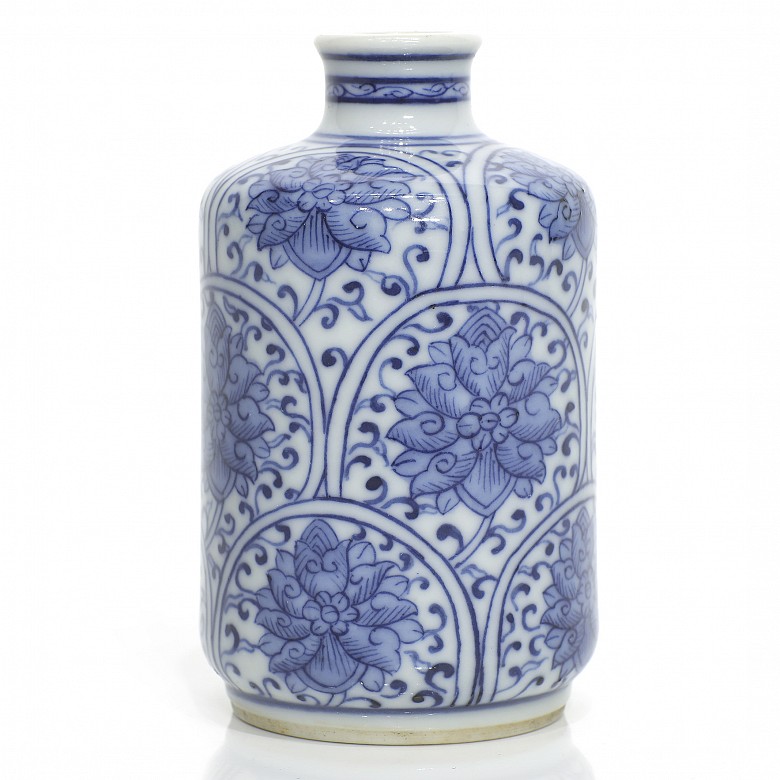 Porcelain miniature in blue and white, 20th century.