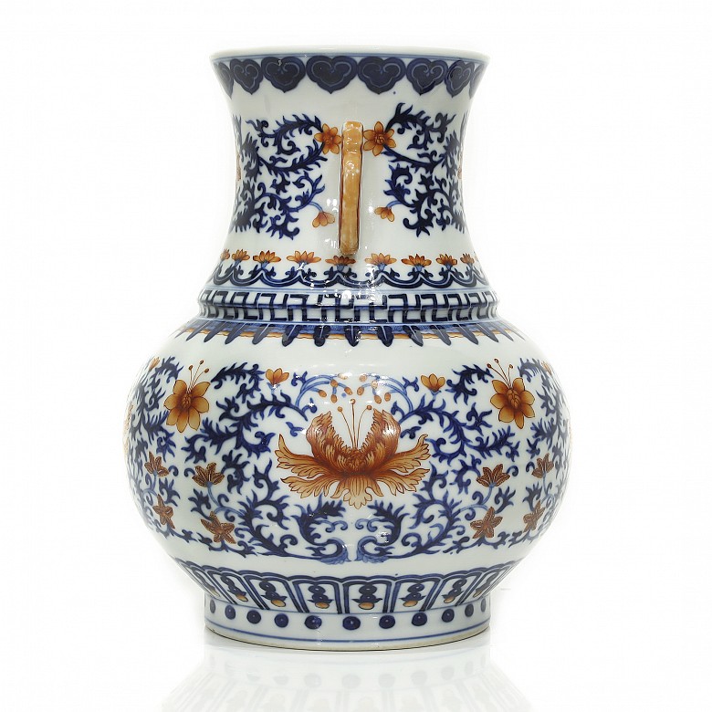 Jarrón de porcelana esmaltada en azul y rojo, dinastía Qing