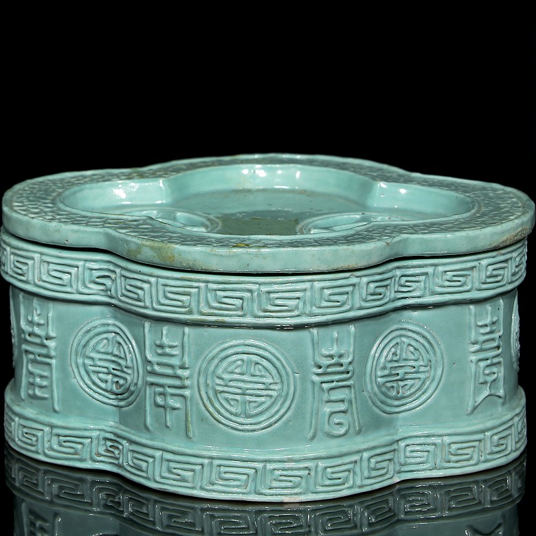 Turquoise enamelled porcelain box, 20th century