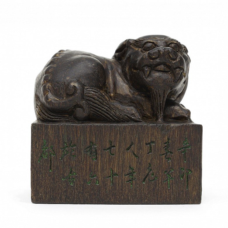 Sello de madera con león foo tallado, 1951.