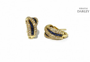 Earring in 18k yellow gold with diamonds and sapphires