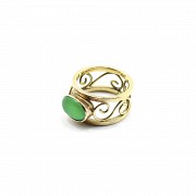 Ring in 18k yellow gold with green colored stone
