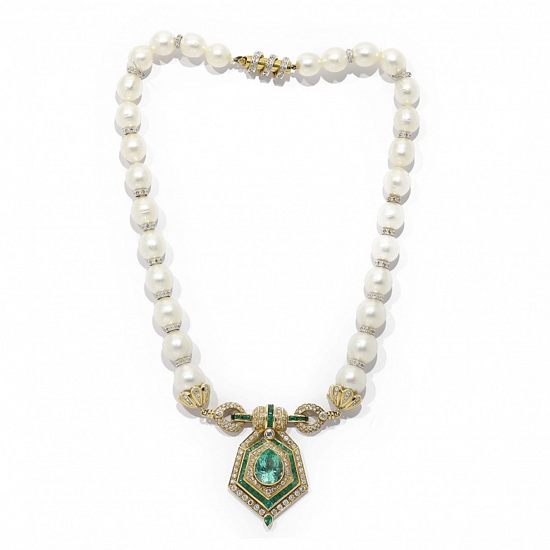 Australian pearl necklace and 18k yellow gold pendant with diamonds and emeralds