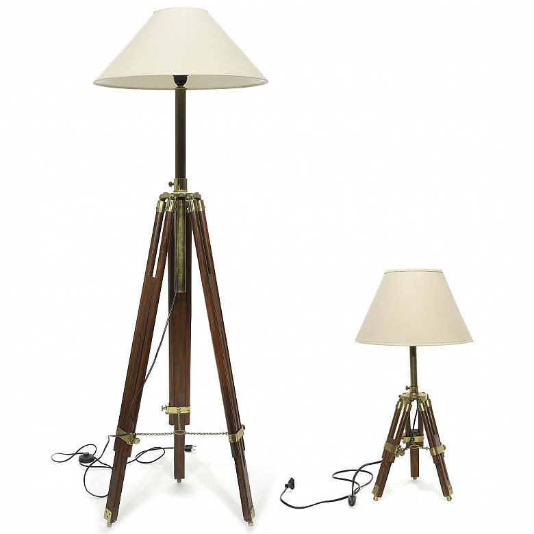 Dos trípodes con lámpara, S.XX