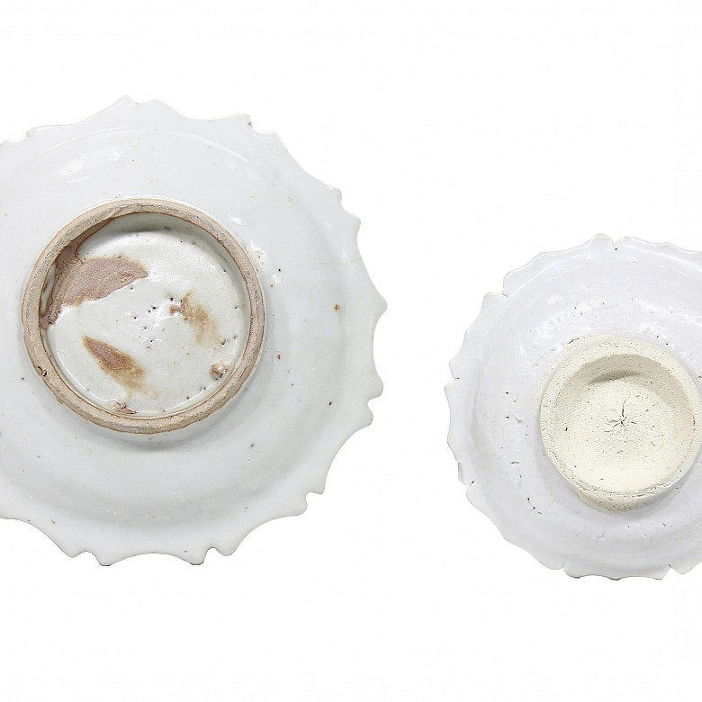 Lote de dos platos vidriados en color blanco, posiblemente dinastía Ming tardía, pps.s.XVII