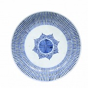 Blue and white porcelain plate, Qing dynasty (1644-1912), 19th century