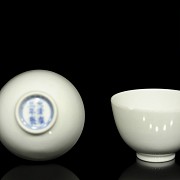 Pareja de tazas en porcelana monocroma, dinastía Qing