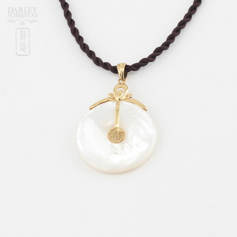 Pendant in 18k yellow gold and natural mother-of-pearl