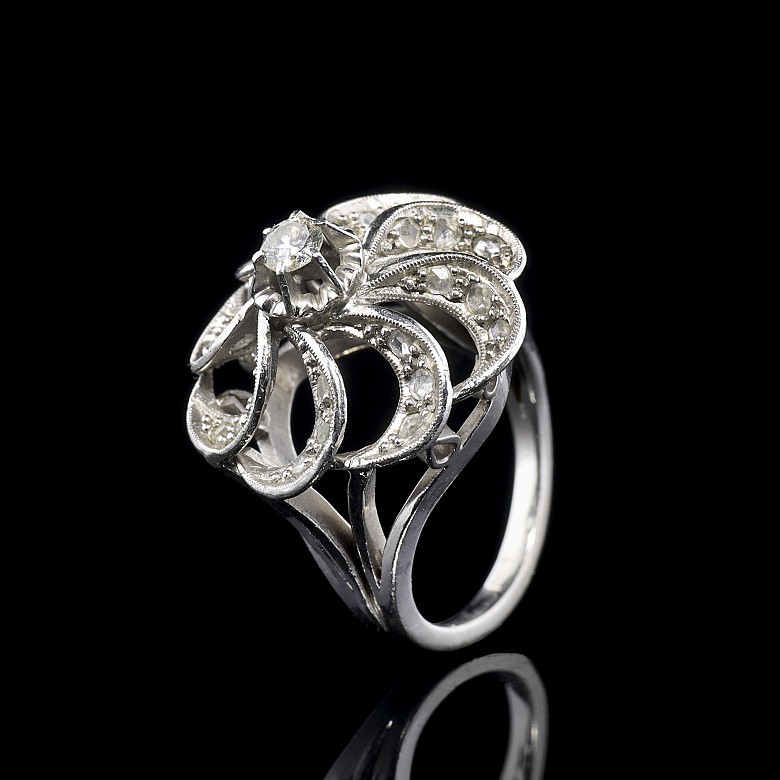 Rosette ring in 18k white gold and diamonds