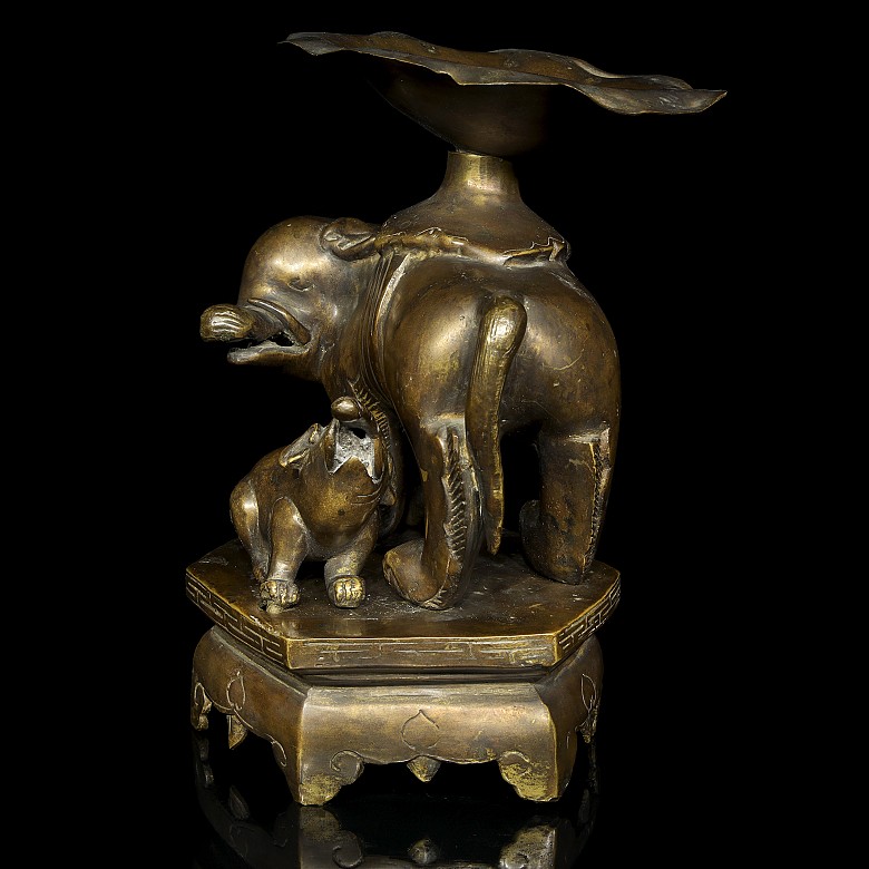 Bronze figure 'Two Elephants', Qing dynasty - 4