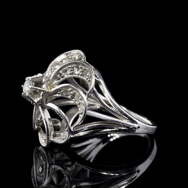 Rosette ring in 18k white gold and diamonds