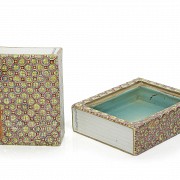 Caja de porcelana con forma de tomos, con marca 