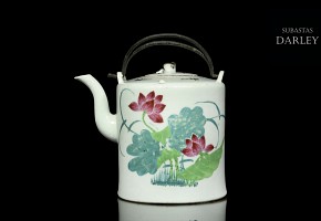 Chinese porcelain teapot, early 20th century