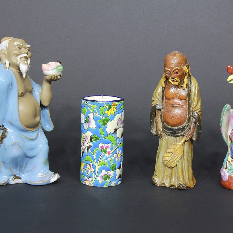 Lot of six chinese porcelain glazed figures, 20th century
