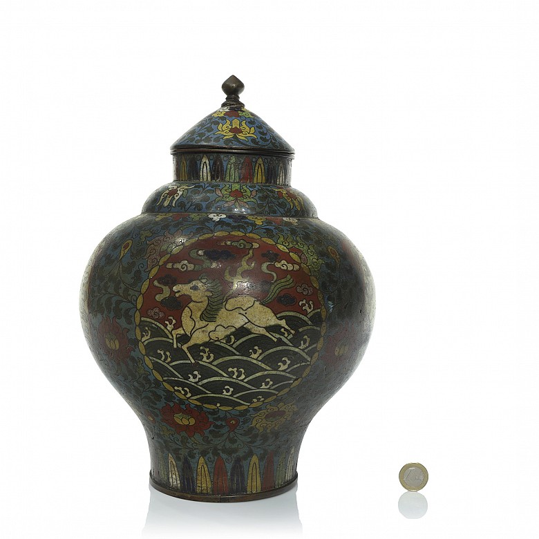 Jarrón con tapa de esmalte cloissoné, dinastía Qing