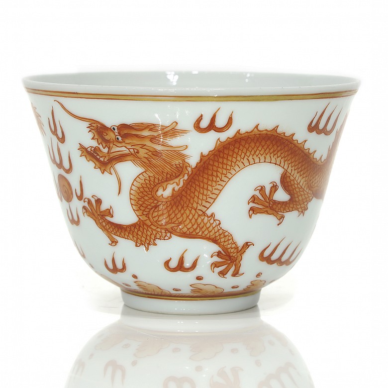 Cuenco de dragón en esmalte rojo, dinastía Qing