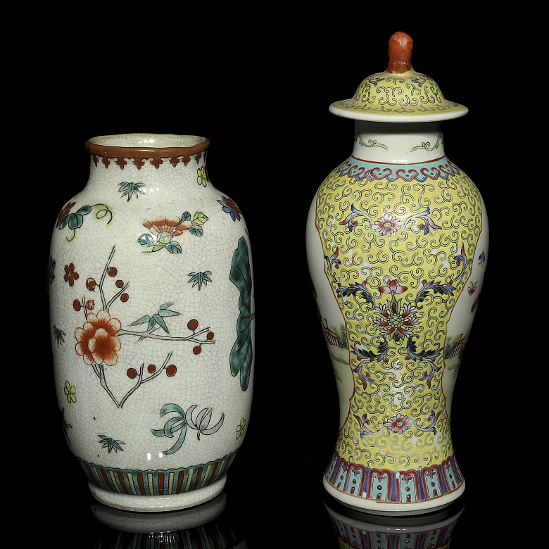 Two Chinese porcelain vases, 20th century - 1
