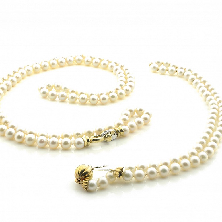 Dos collares de perlas cultivadas, con cierre de oro 18 k