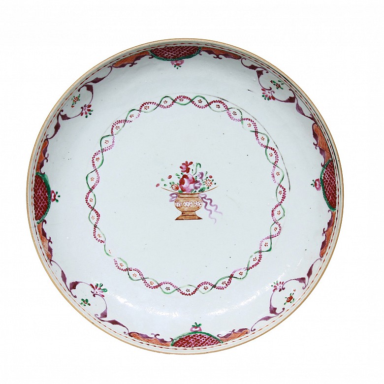 A famille rose dish, Qing Dynasty, late 18th century
