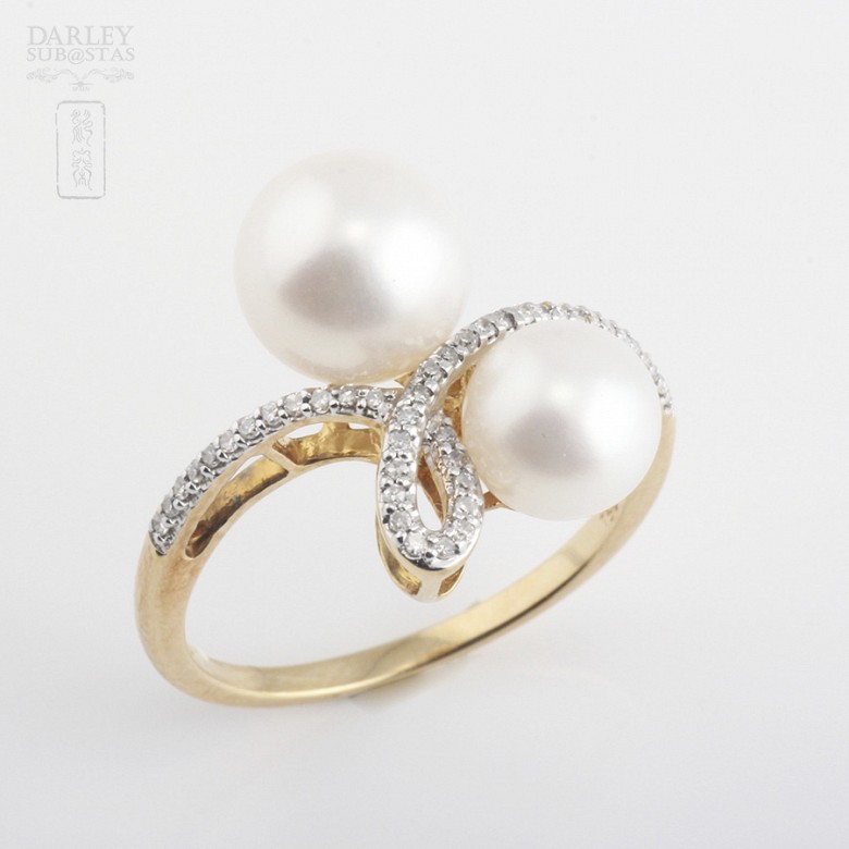 18 kt yellow gold ring, white pearls and diamonds