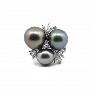 Ring in 18k white gold with 3 multicolored Tahitian pearls and diamonds.
