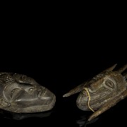 Dos máscaras africanas ceremoniales de madera tallada, s.XX