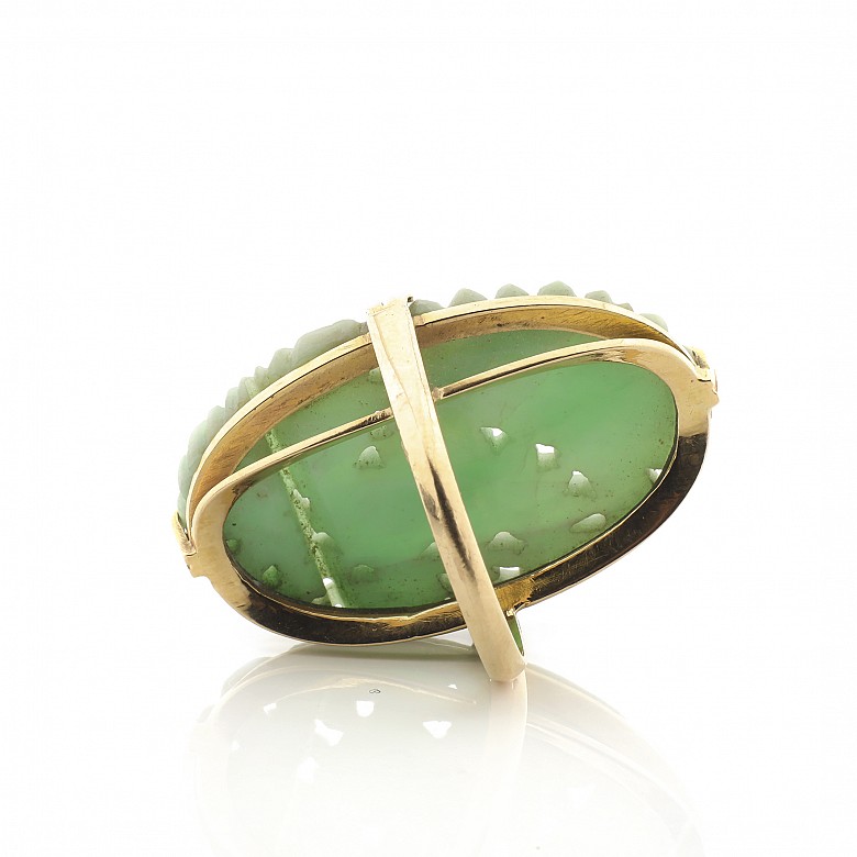 A 14 k gold ring with carved jade - 4