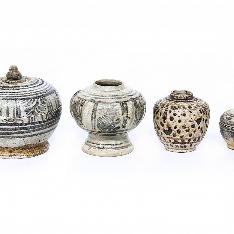 Lot of containers with glazed decoration, Sawankhalok, 14th-16th centuries