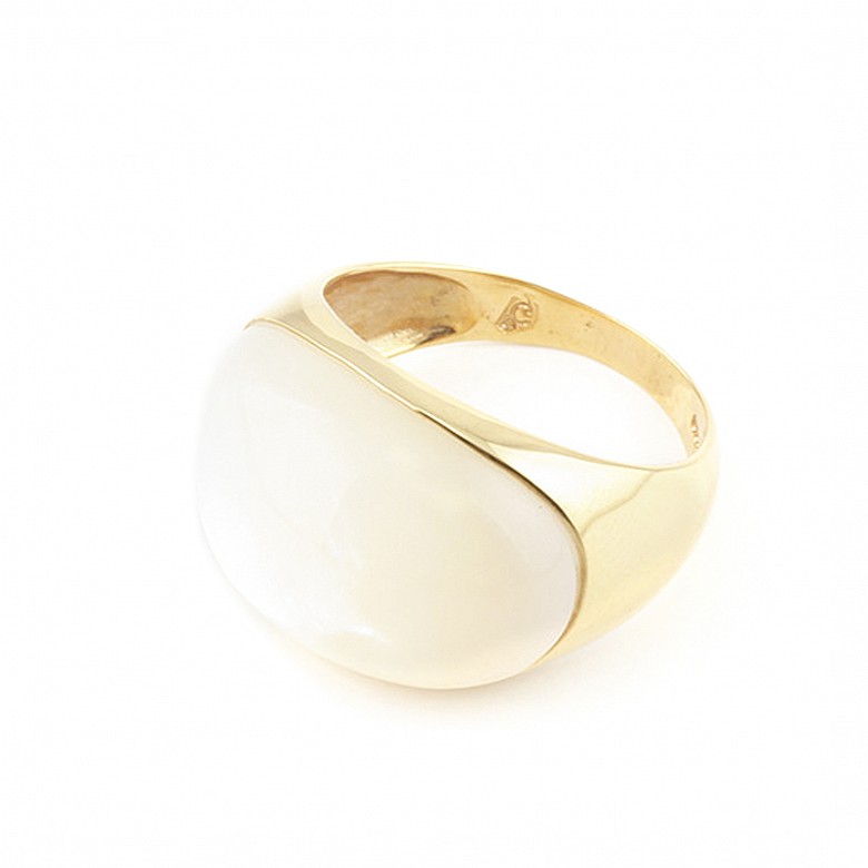 Ring in 18k yellow gold with natural mother-of-pearl