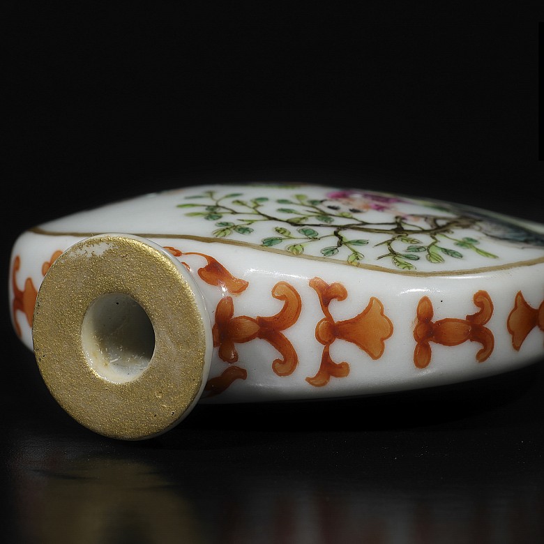 Porcelain Snuff bottle, famille rose enameled, Qianlong mark