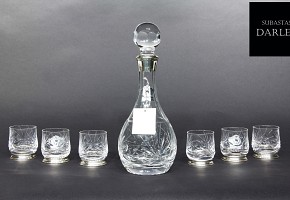 Set de licorera con seis vasos de vidrio y plata.
