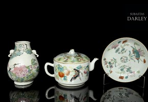 Lot of enamelled porcelain, China, middle 20th century