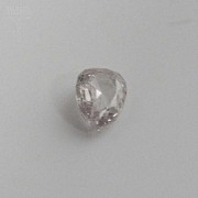 Diamante fancy  rosa 0.08cts de peso, en talla pera.