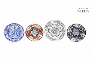 Cuatro platos de porcelana esmaltada, s.XX