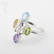 Fantástico anillo en oro blanco con gemas semipreciosa y diamantes - 3