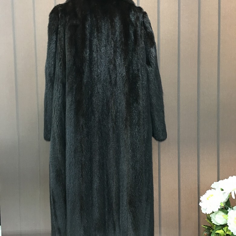 Bonito abrigo de piel de visón  color negro marrón oscuro y corte largo. - 3