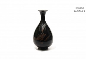 A Jizhou style chinese pottery vase brown-glazed