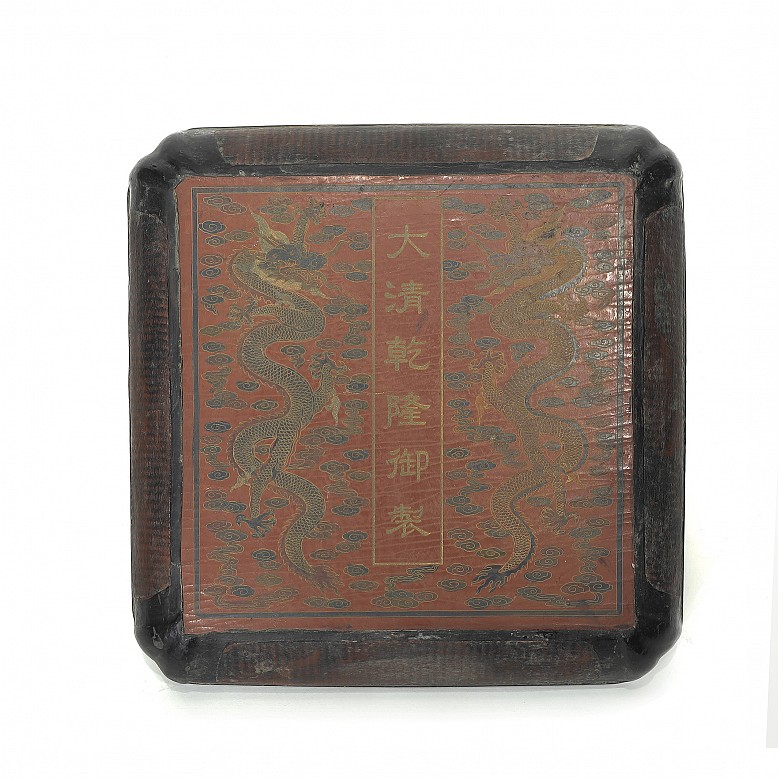 Caja de madera lacada con dragones, dinastía Qing